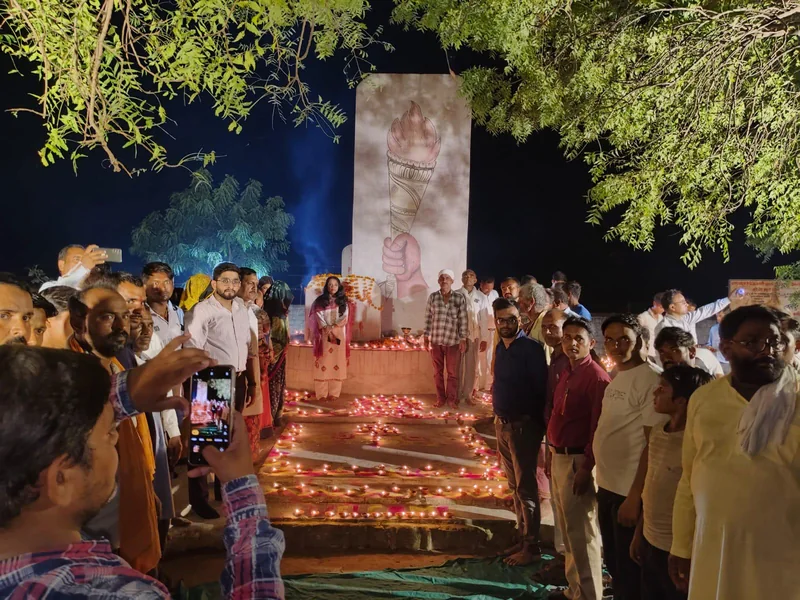 लगभग 5.5 लाख दीपों से जगमगाया छतरपुर, सेवा संकल्प का संदेश पहुंचा गांव-गांव