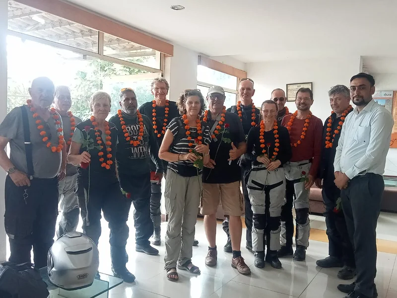 *विश्व पर्यटन दिवस पर ओरछा में विदेशी पर्यटकों का स्वागत, राज्य संरक्षित इमारतों में दिया गया निशुल्क प्रवेश*