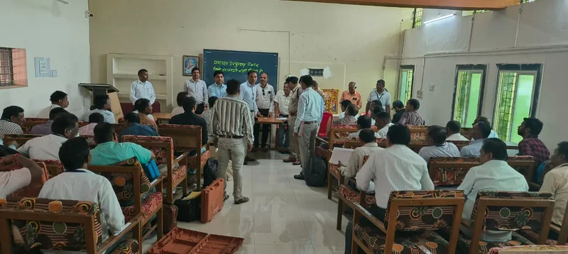 उप निर्वाचन हेतु मतदान दलों को सामग्री वितरित कर मतदान केंद्रों के लिए किया रवाना