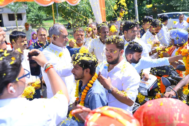 जल, जन एवं सेवा संकल्प यात्रा का जिले में प्रवेश पर सांसद श्री बंशीलाल गुर्जर तथा अन्य जनप्रतिनिधियों…