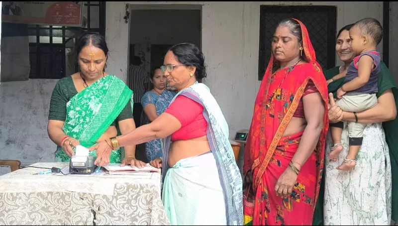 राशन दुकान का कुशल संचालन कर दुर्गा दीदी ने लिखी आत्मनिर्भरता की कहानी