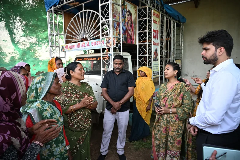 करियादेह में समूह की दीदीयों से मिली कलेक्टर