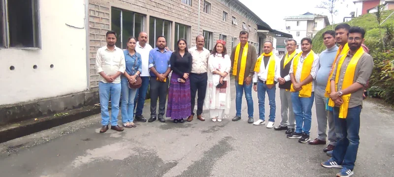 हिमाचल प्रदेश के पत्रकारों ने देखी आर्गनिक चाय बनने की प्रक्रिया